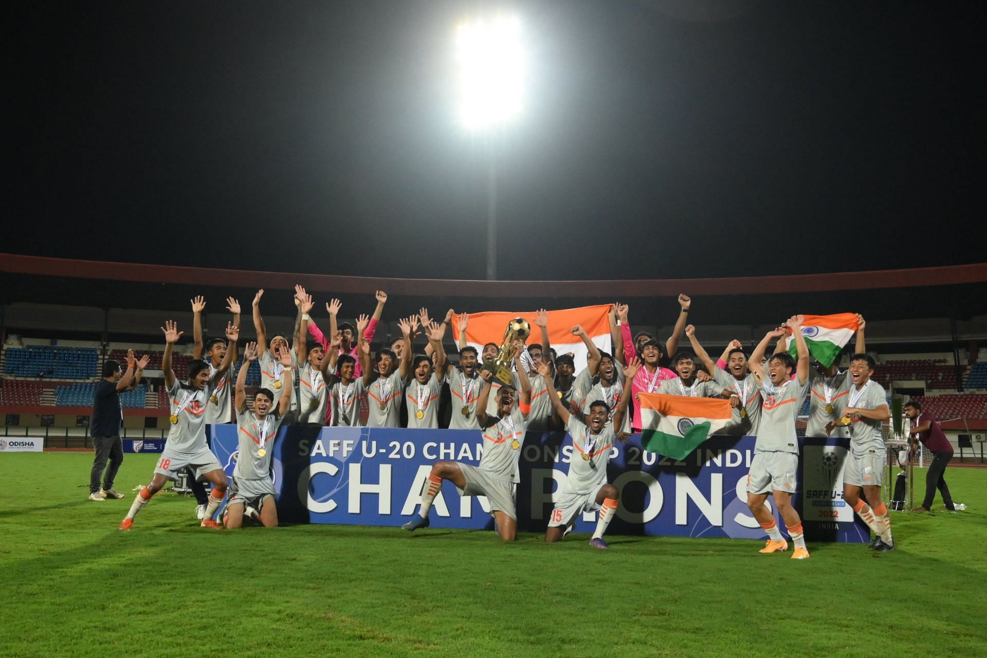 अंडर-20 SAFF चैंपियनशिप जीतने के बाद ट्रॉफी के साथ भारतीय फुटबॉल टीम।