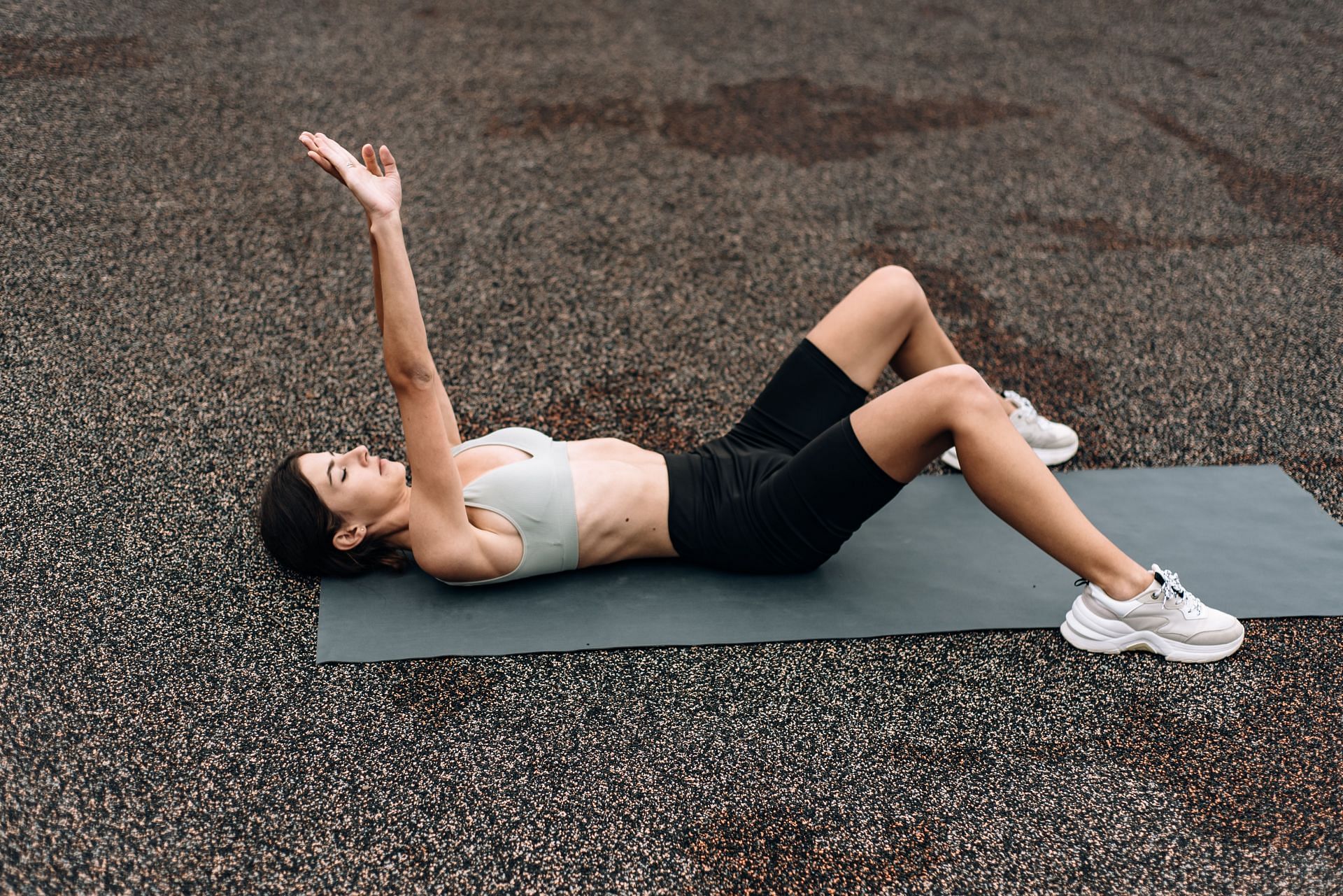 Your body requires some form of warm-up exercise before you begin your workout. (Image via Pexels/ Roman Odinstov)