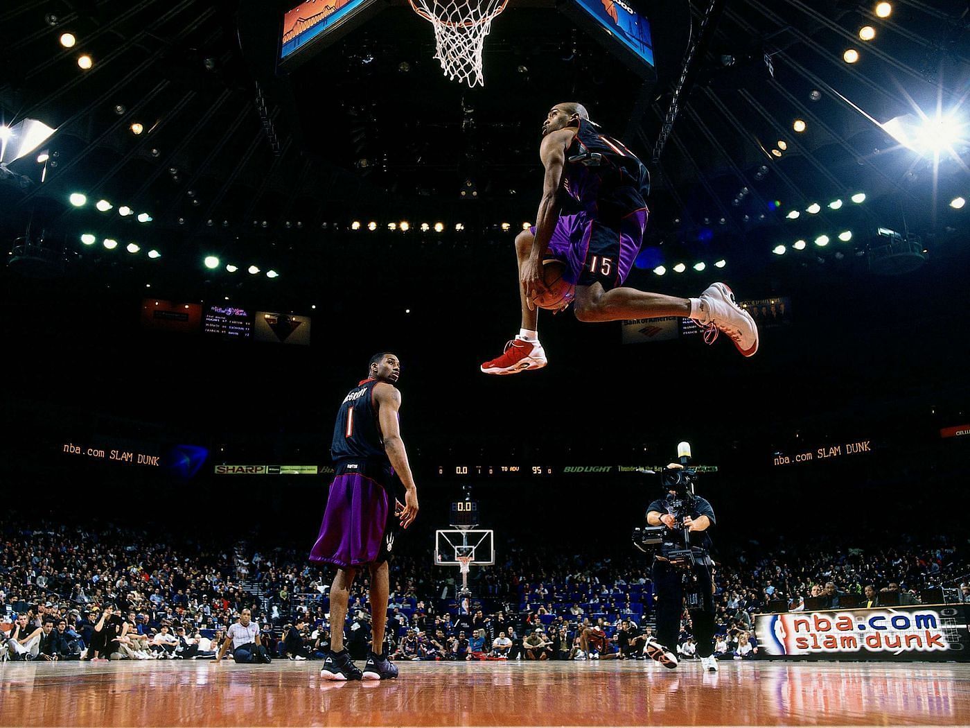 Vince Carter wearing the Tai Chis during the 2000 Slam Dunk contest