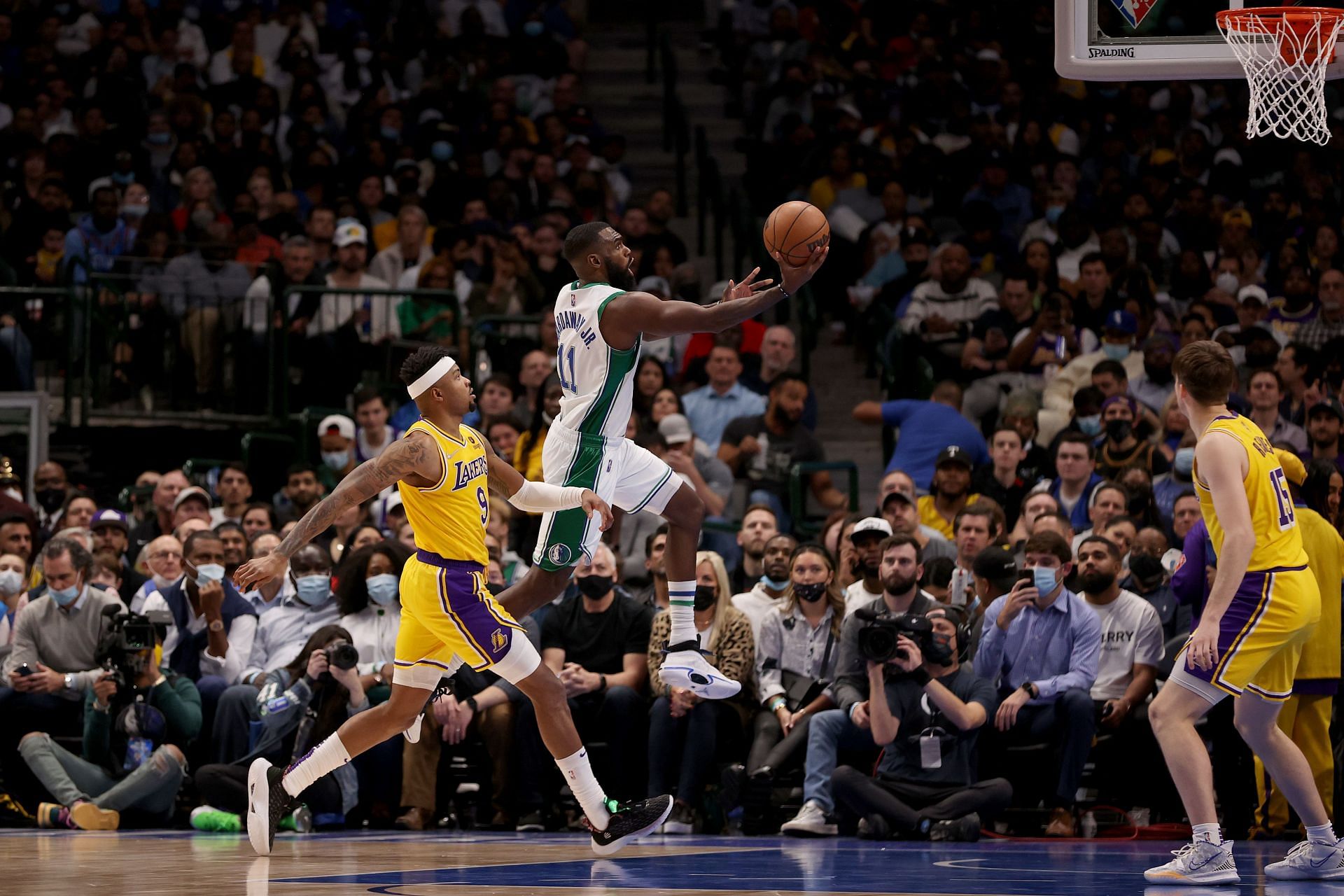 Tim Hardaway Jr. of the Dallas Mavericks drives to the basket against the LA Lakers