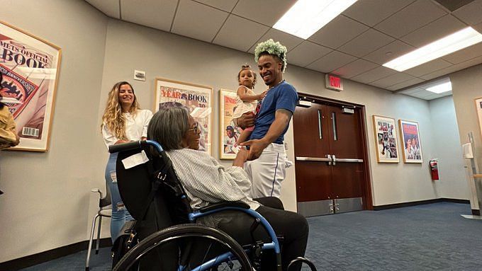 Francisco Lindor makes a beautiful gesture by wearing a pink bracelet  during live game, fulfilling wish of a fan battling cancer