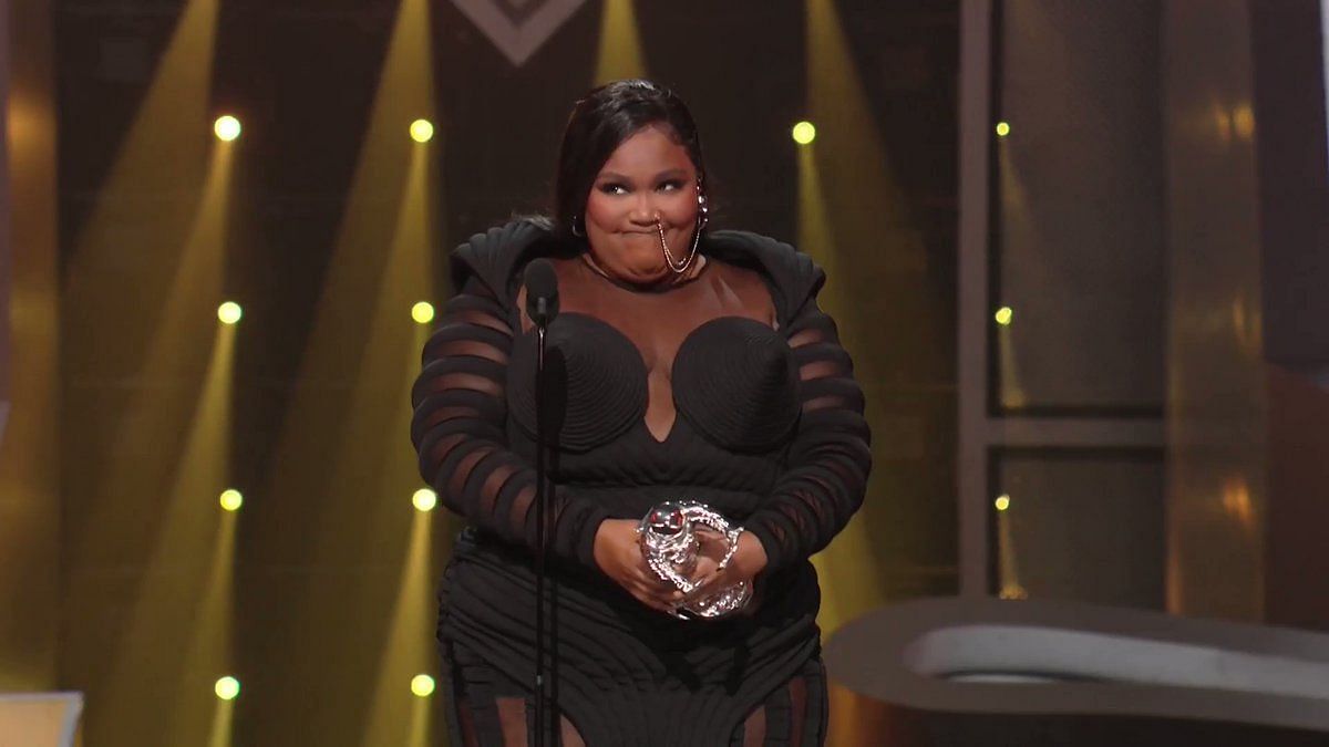 Lizzo Performs 'About Damn Time' and '2 Be Loved' at the 2022 MTV VMAs –  Billboard