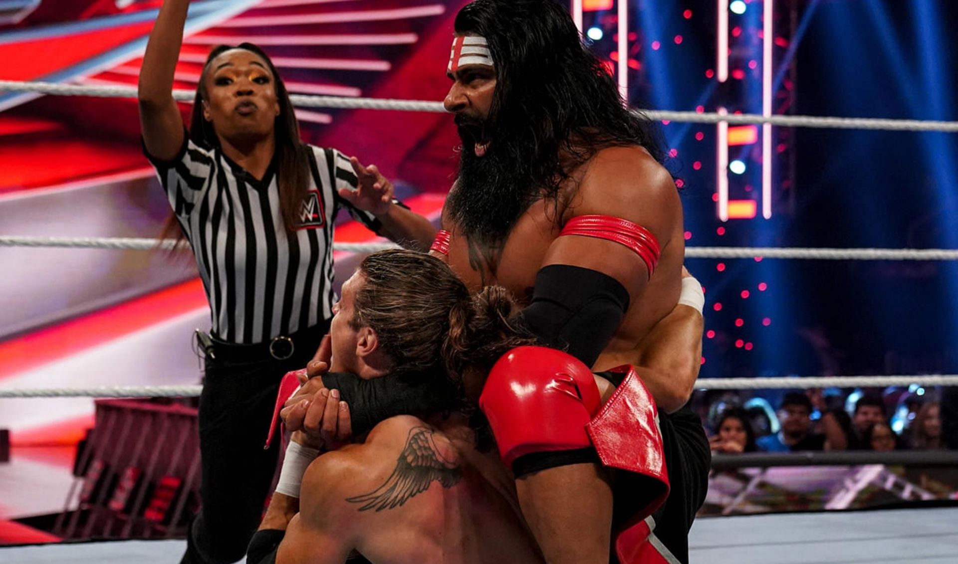 WWE मे आज काफी कुछ देखने को मिला: वीर महान ने किसे हराया?