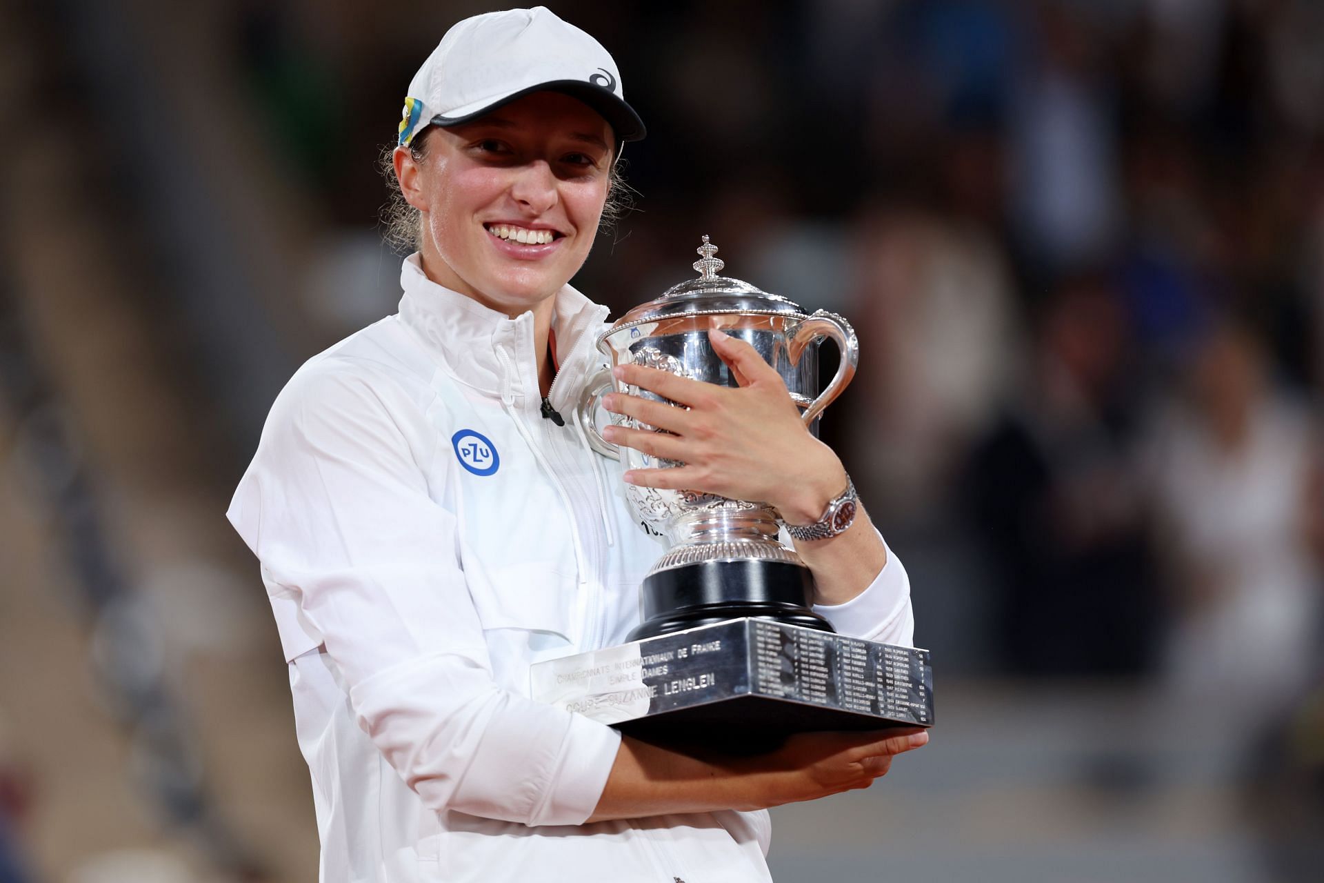 Iga Swiatek with her French Open title. Photo by Clive Brunskill/Getty Images