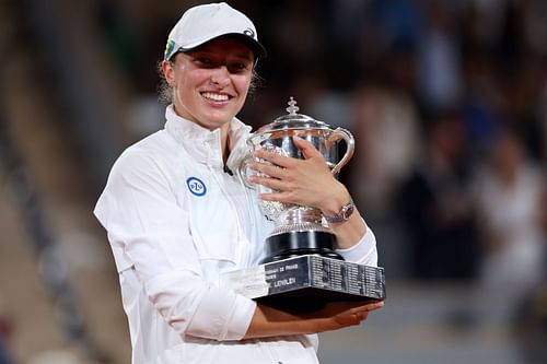 Iga Swiatek with her French Open title. Photo by Clive Brunskill/Getty Images