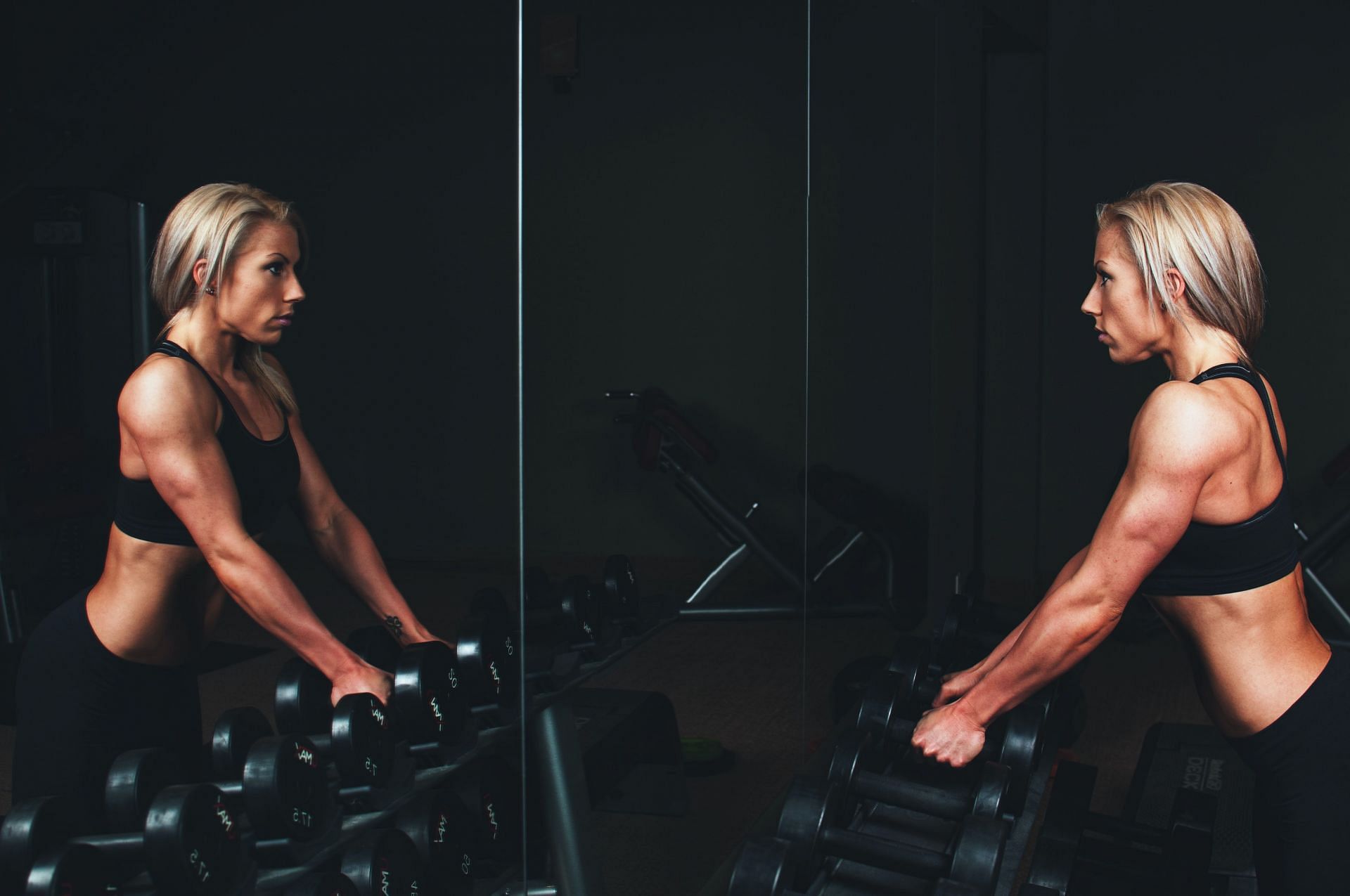 Women, try these 5 exercises for more defined and muscular triceps! (Image via unsplash/Scott Webb)