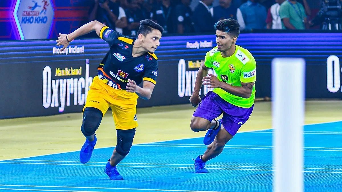 Abhinandan Patil (right) pursues a Mumbai Khiladis defender in the curtain-raiser of Ultimate Kho Kho 2022