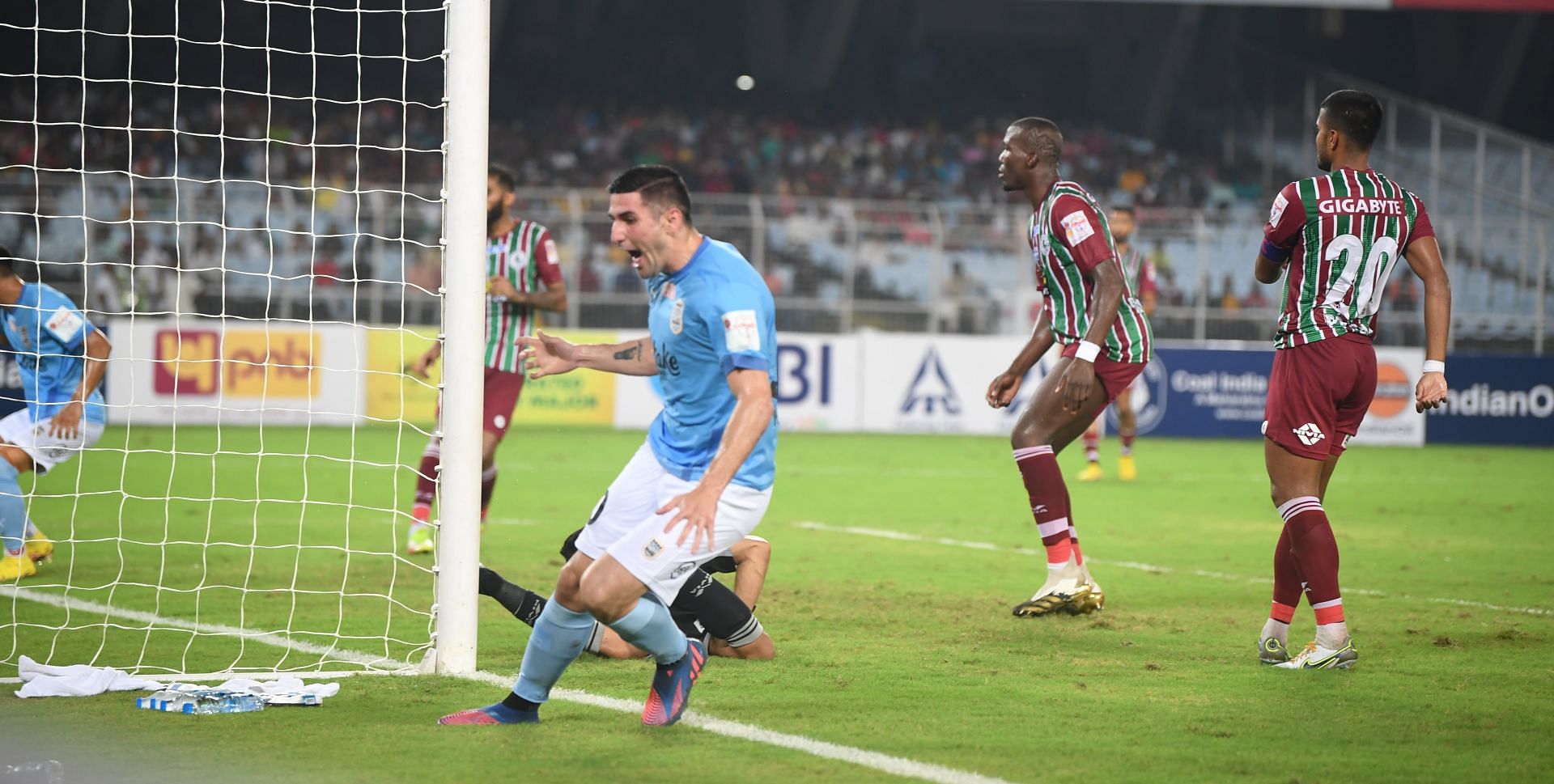 ATK Mohun Bagan and Mumbai City FC played out an engaging draw. [Credit: Suman Chattopadhyay/www.imagesolutionr.in]