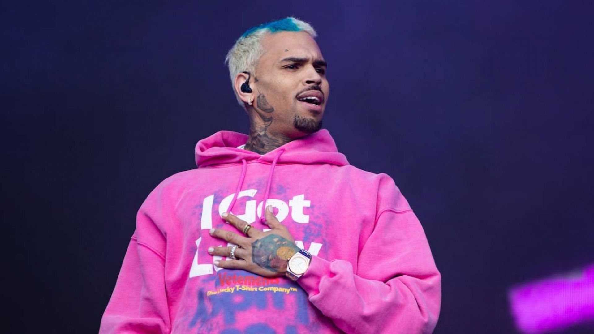 Chris Brown addresses inappropriate meet and greet photos (Image via Getty Images)