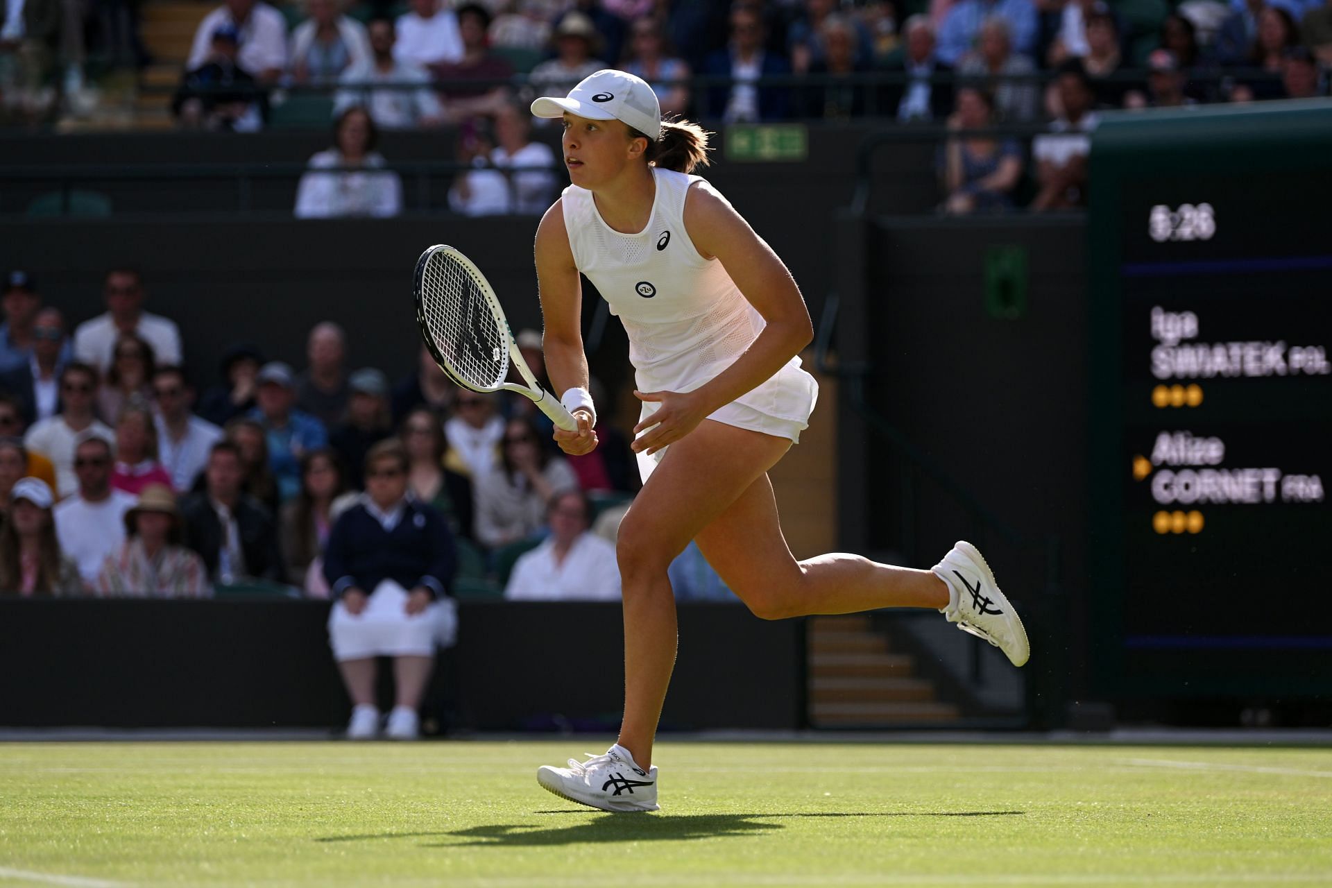 Iga Swiatek in action at Wimbledon. Photo by Shaun Botterill/Getty Images