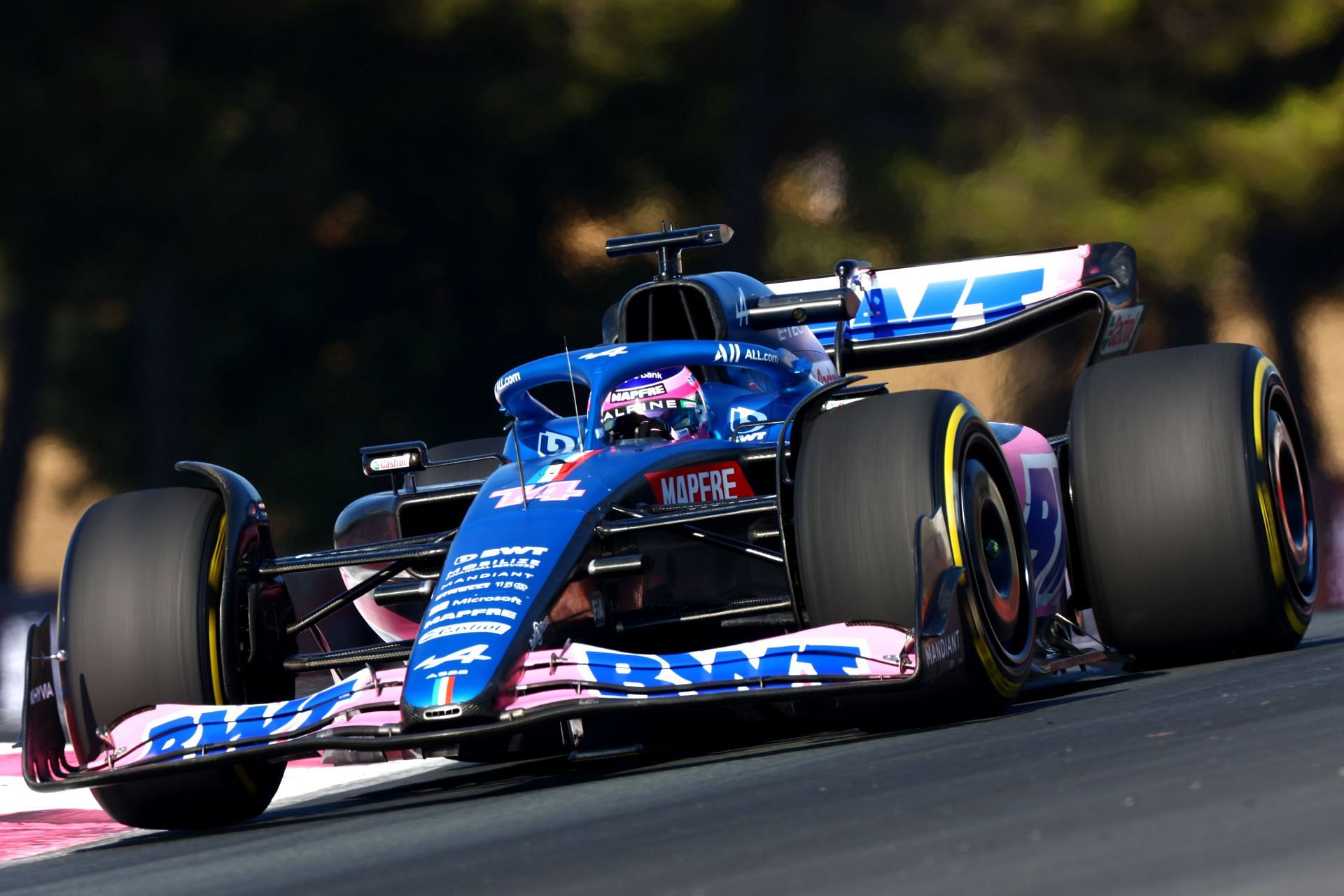 Alpine driver Fernando Alonso in action during the 2022 F1 French GP (Photo by Mark Thompson/Getty Images)