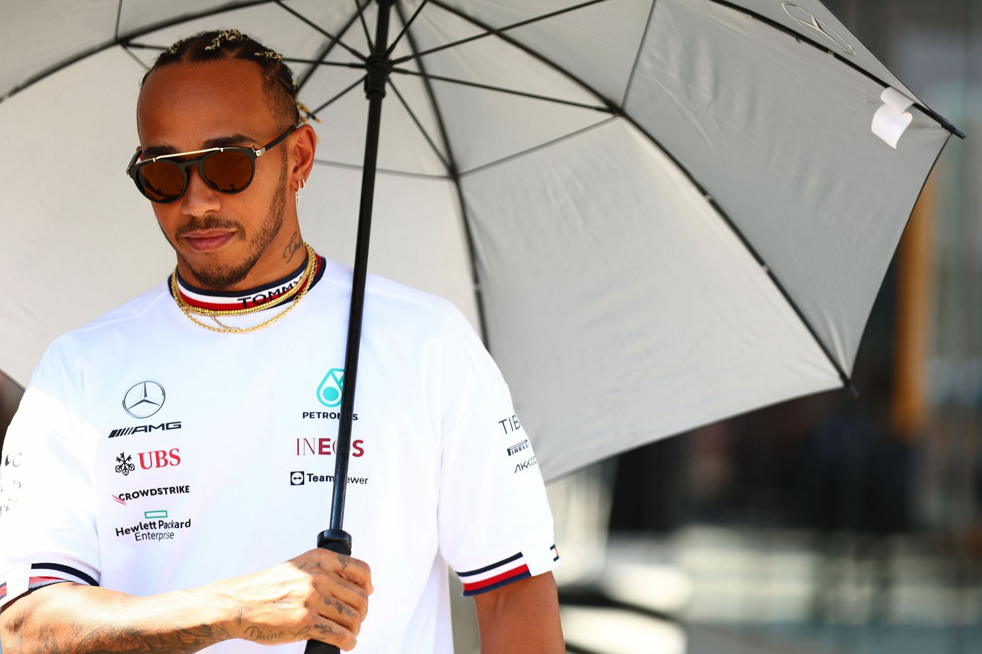 Jean Alesi feels that Lewis Hamilton driving in an uncompetitive car is embarassing