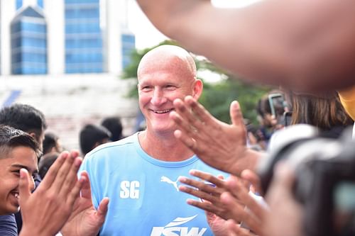 Simon Grayson being welcomed by the Bengaluru FC fans. (Image Courtesy: Twitter/BengaluruFC)