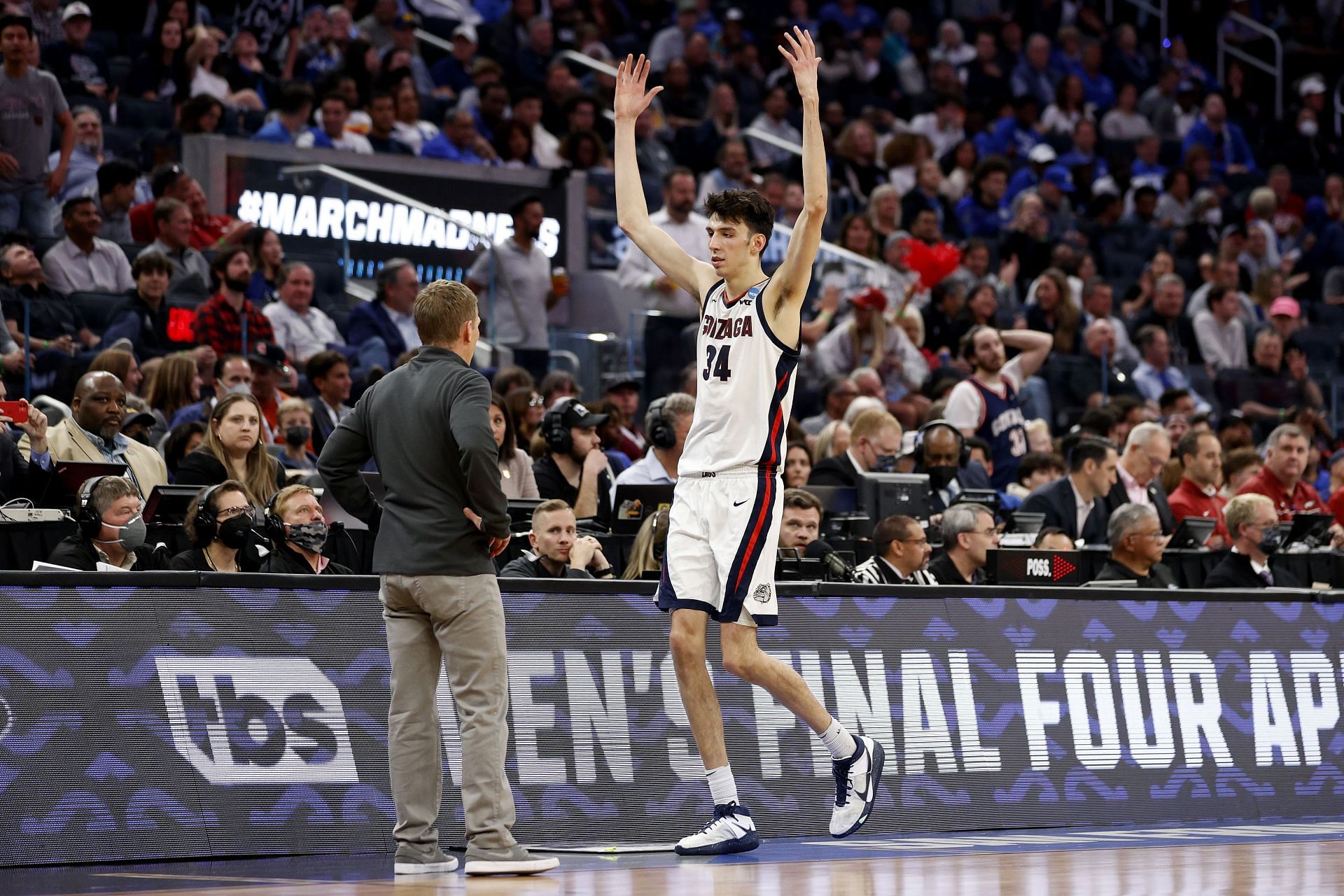 Gonzaga center Chet Holmbren