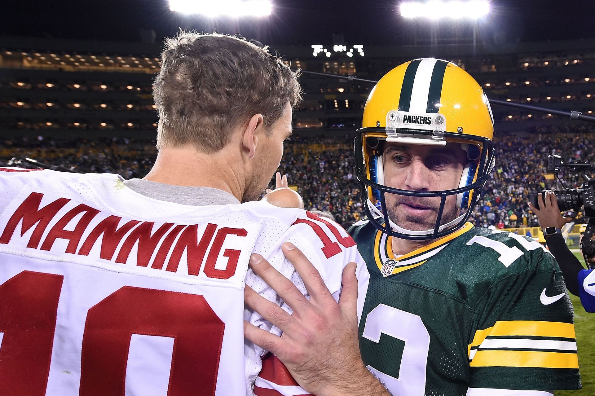 Eli Manning (l) and Aaron Rodgers (r)