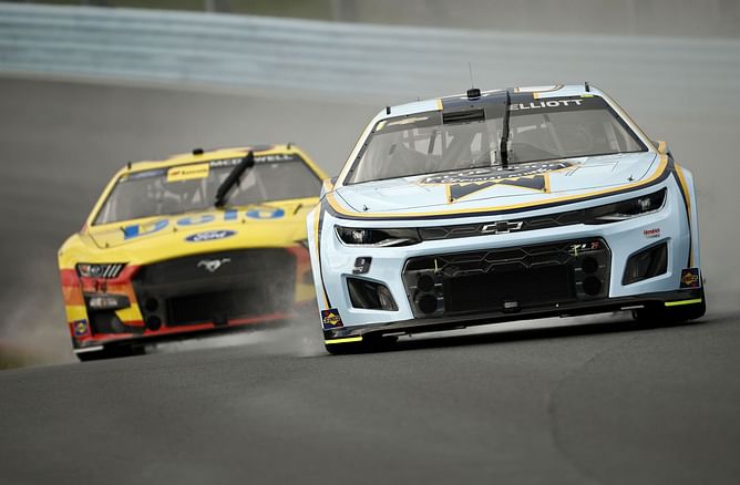 What kind of car does Chase Elliott drive?