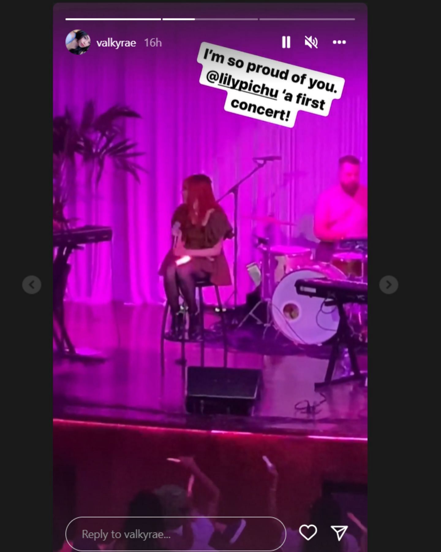 YouTube streamer Valkyrae appreciating Lily during her in-person concert (Image via Valkyrae/Instagram)
