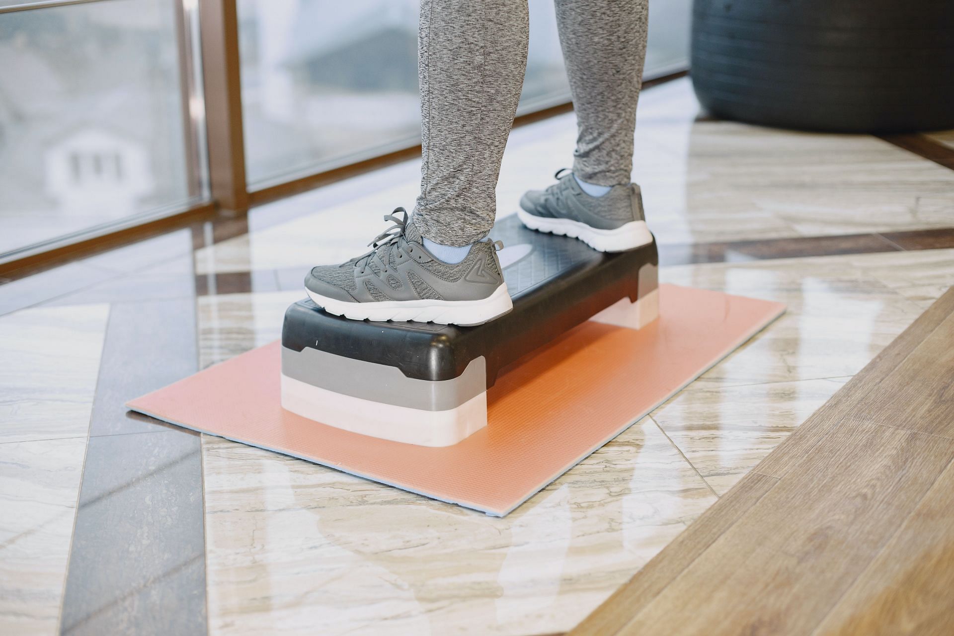Step platform are versatile and can be used for variety of workouts. (Image via Pexels / Gustavo Fring)