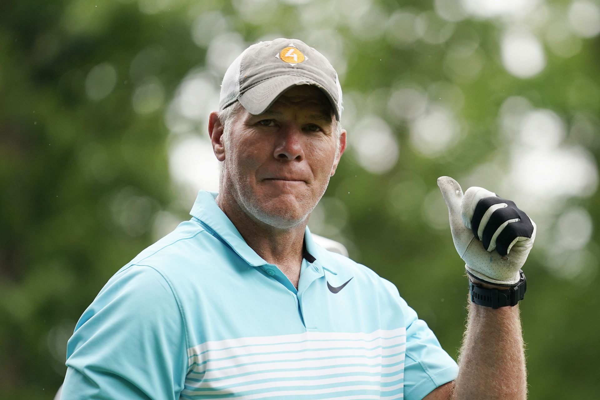 Brett Favre (L) shakes hands with Cleveland Browns player Corey Williams as  he walks onto the field after being traded to the New York Jets from the  Green Bay Packers during a