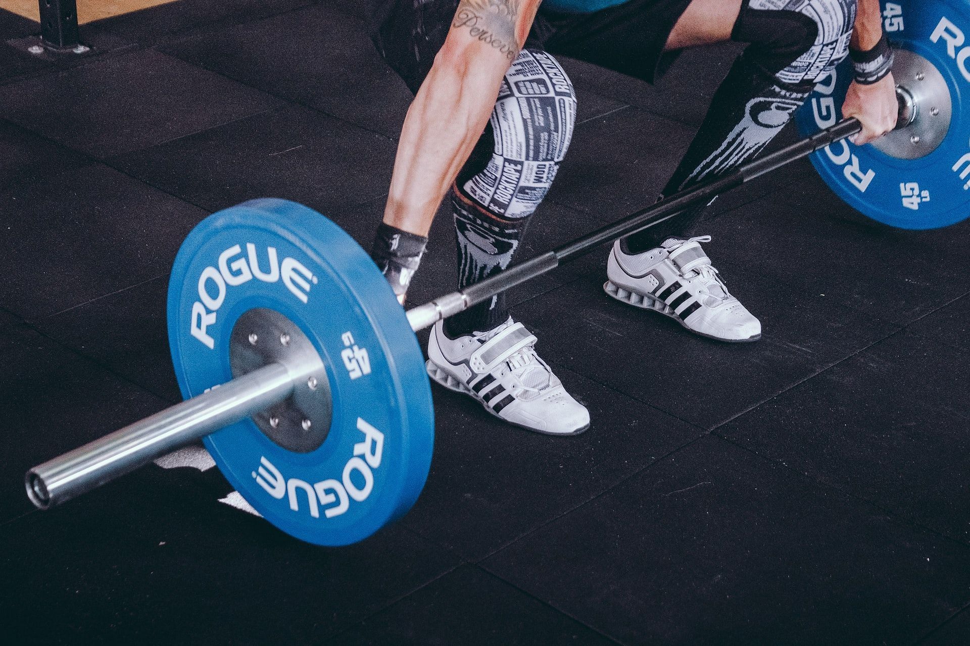 Guide to powerlifting exercises for fat loss and strength (Photo via Unsplash/ Victor Freitas)