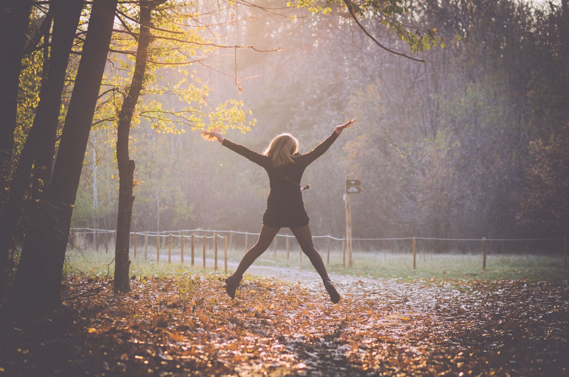 Jumping jacks are a great exercise for losing fat. (Image via Unsplash/Konstantin Planinski)