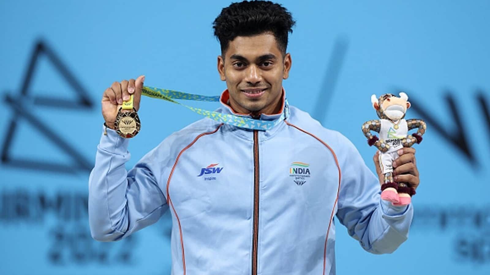 Achinta Sheuli poses with his maiden CWG gold. Image: Reuters
