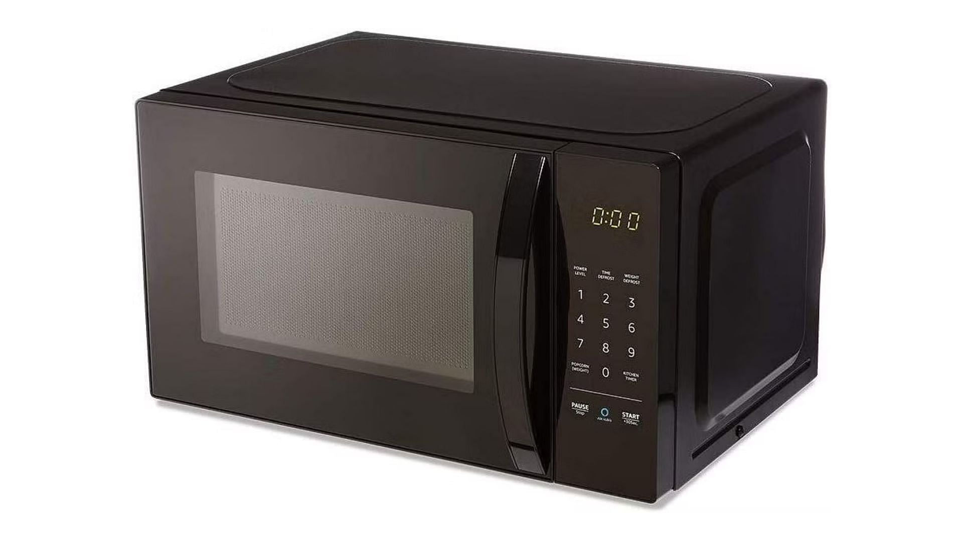 The AmazonBasics Microwave (Image via Amazon)