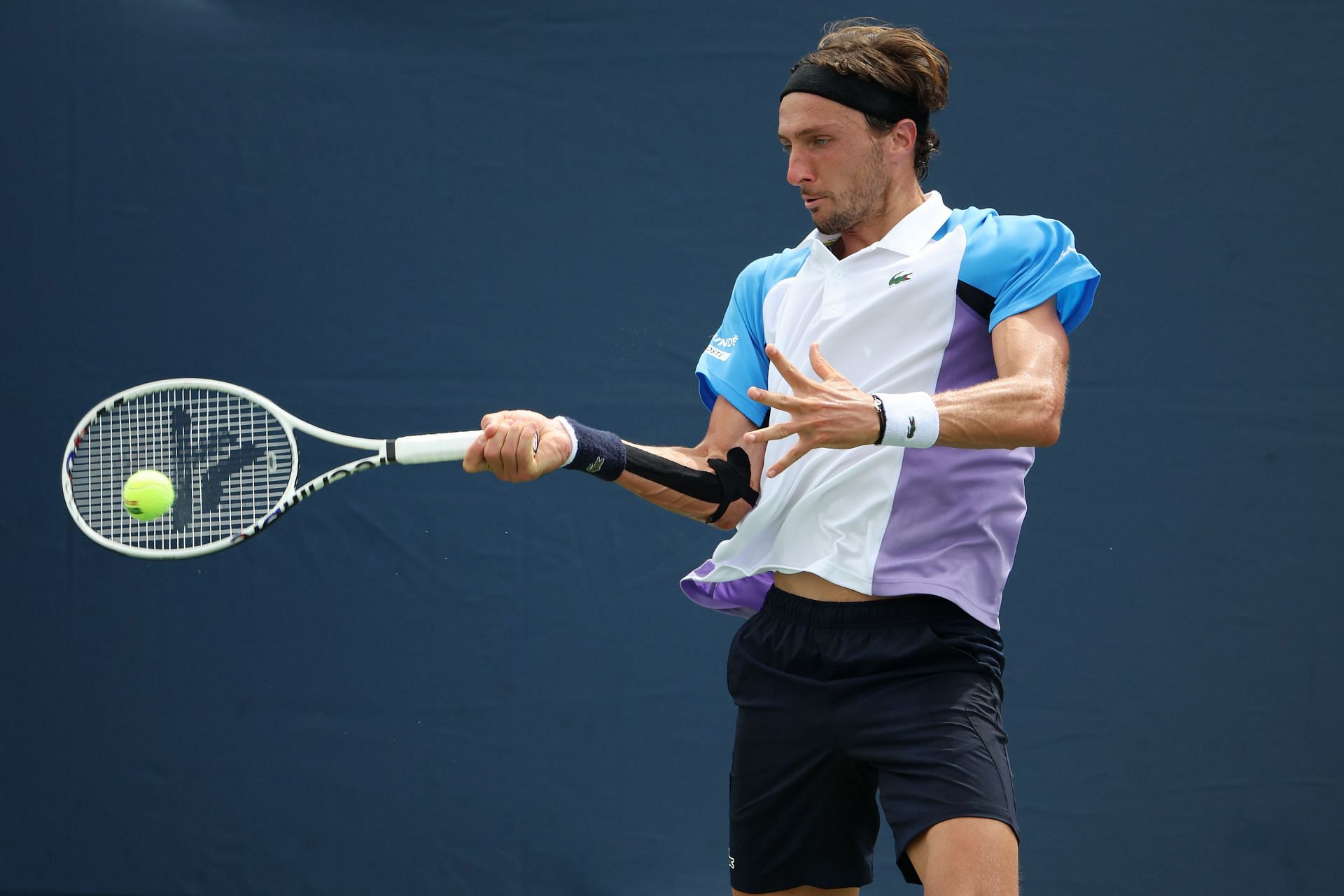 Arthur Rinderknech plays a forehand against Quentin Halys at the 2022 US Open - Day 1