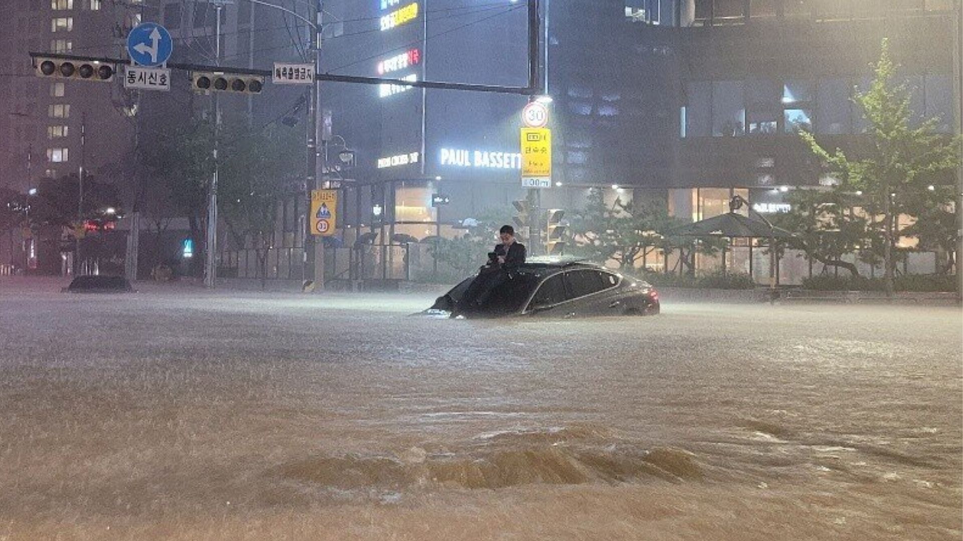 Viral image of the 2022 Seoul flood (Twitter/kalopsia25)