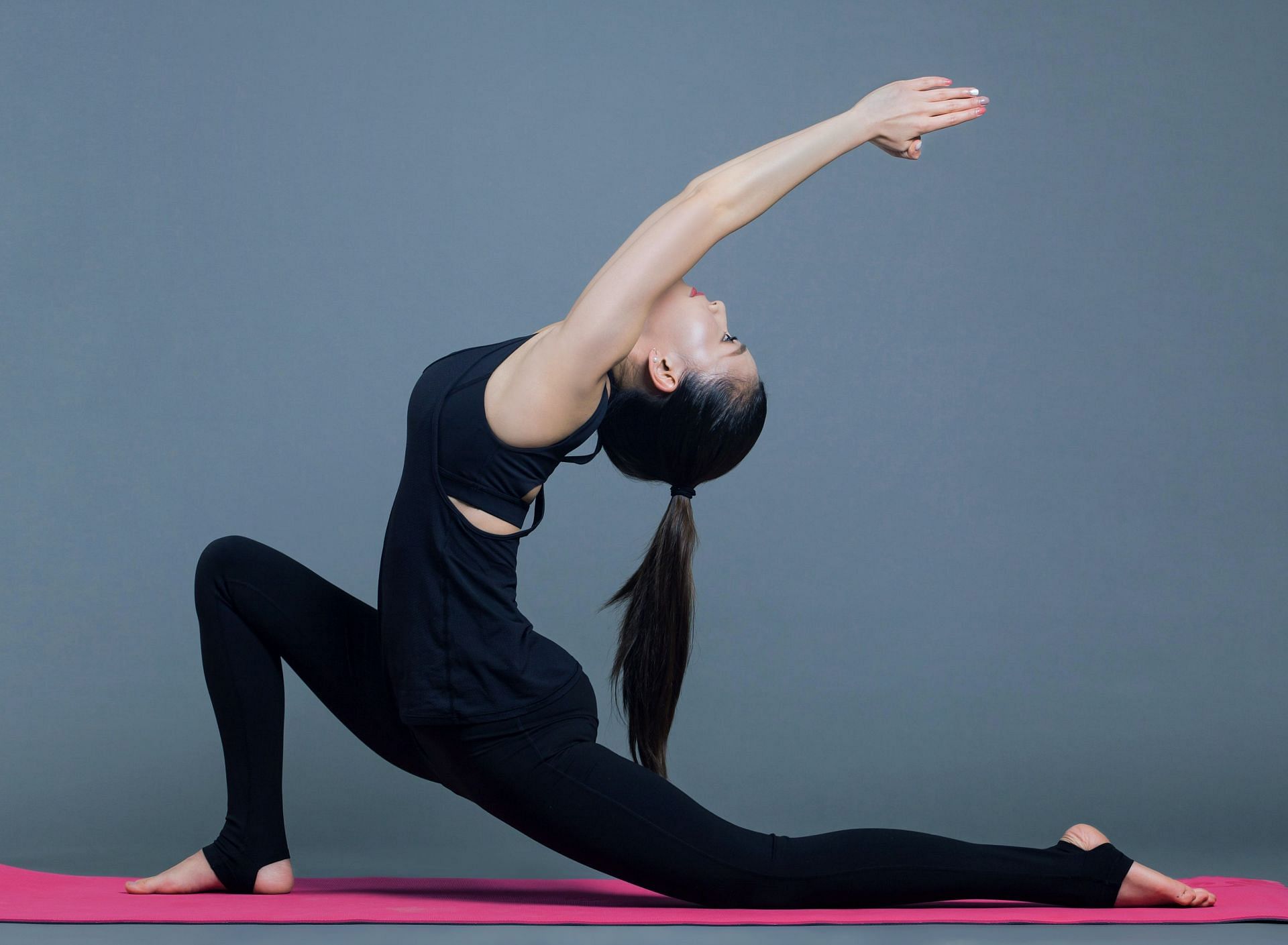 Slim young sportswoman stretching body in split · Free Stock Photo
