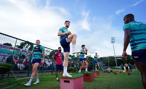 Brendan Hamill (centre) in training. Image: Twitter (@atkmohunbaganfc)