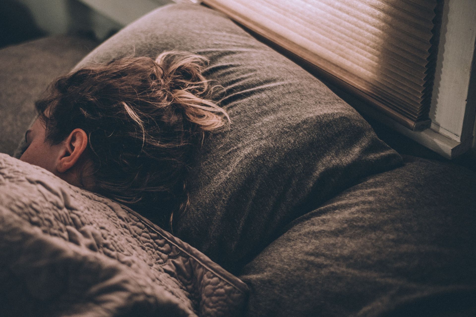 Getting 7-8 hours everyday sleep keeps your immune function strong. (Image via Unsplash / Lux Graves)