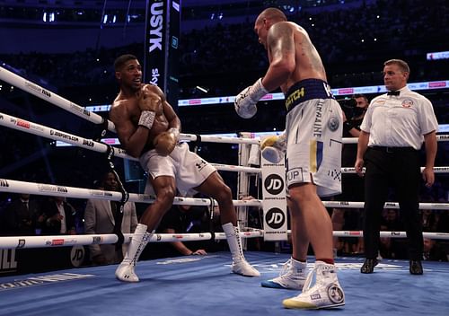 Anthony Joshua (L) and Oleksandr Usyk (R).