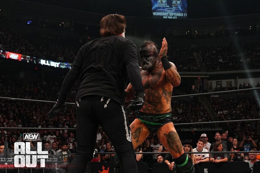Sting spat black mist into Malakai Black&#039;s eyes at All Out!