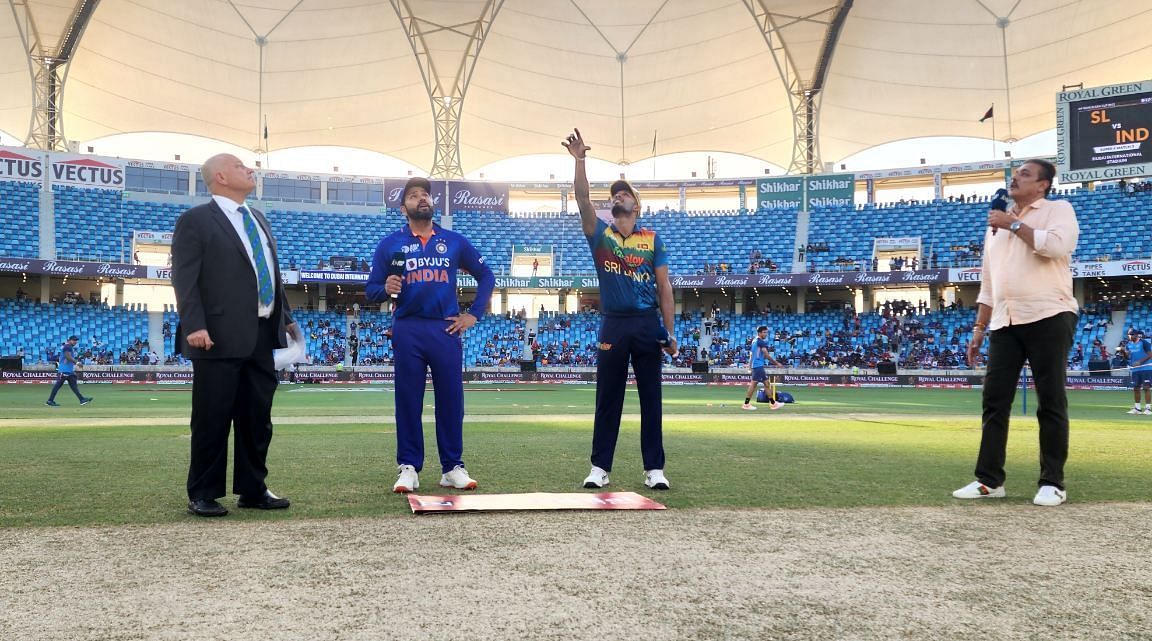 श्रीलंकाई कप्तान ने टॉस जीतकर पहले गेंदबाजी करने का निर्णय लिया है 