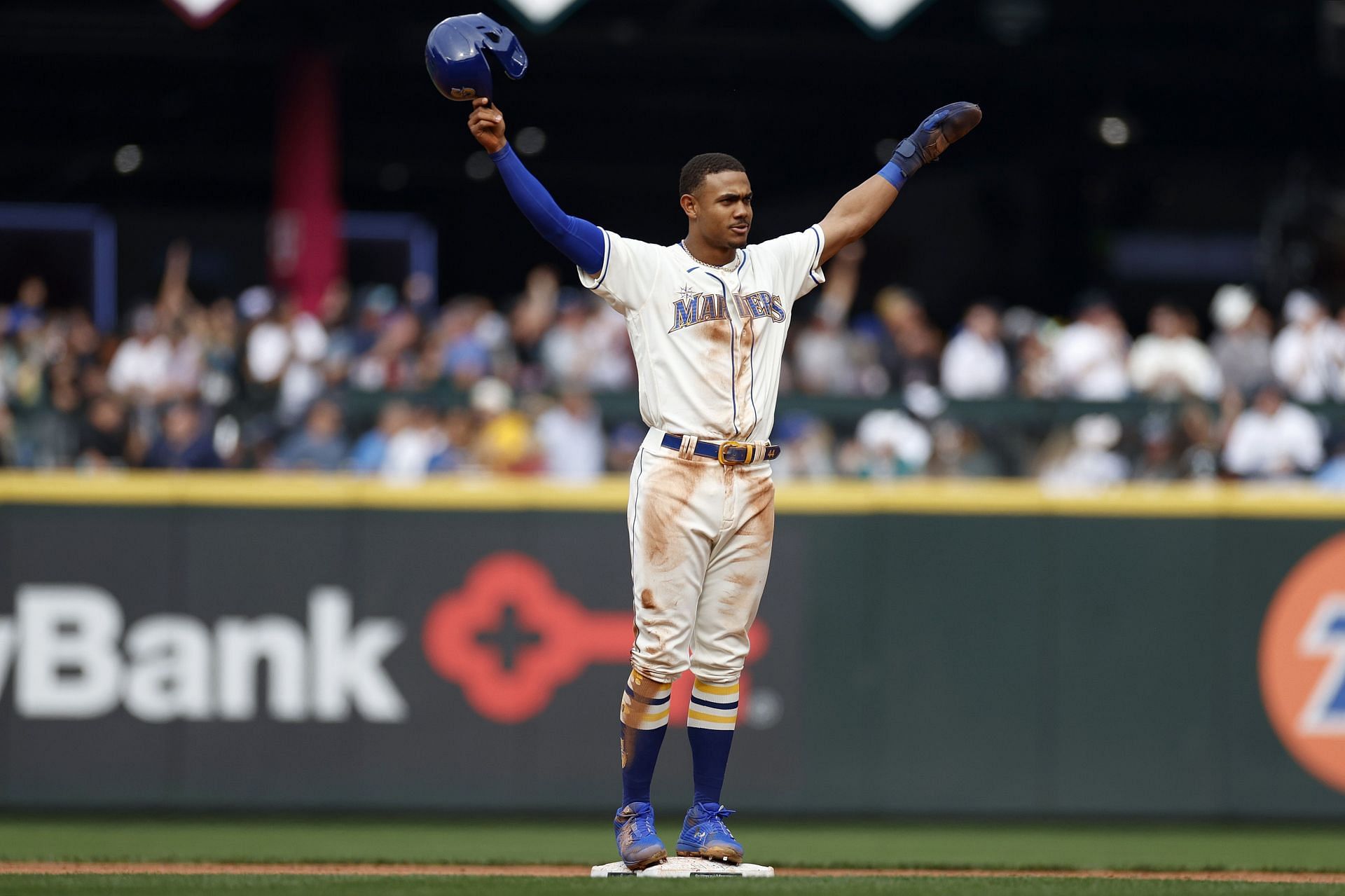 Mariners rookie Julio Rodríguez becomes fastest player to reach 15 home  runs and 20 stolen bases in career 