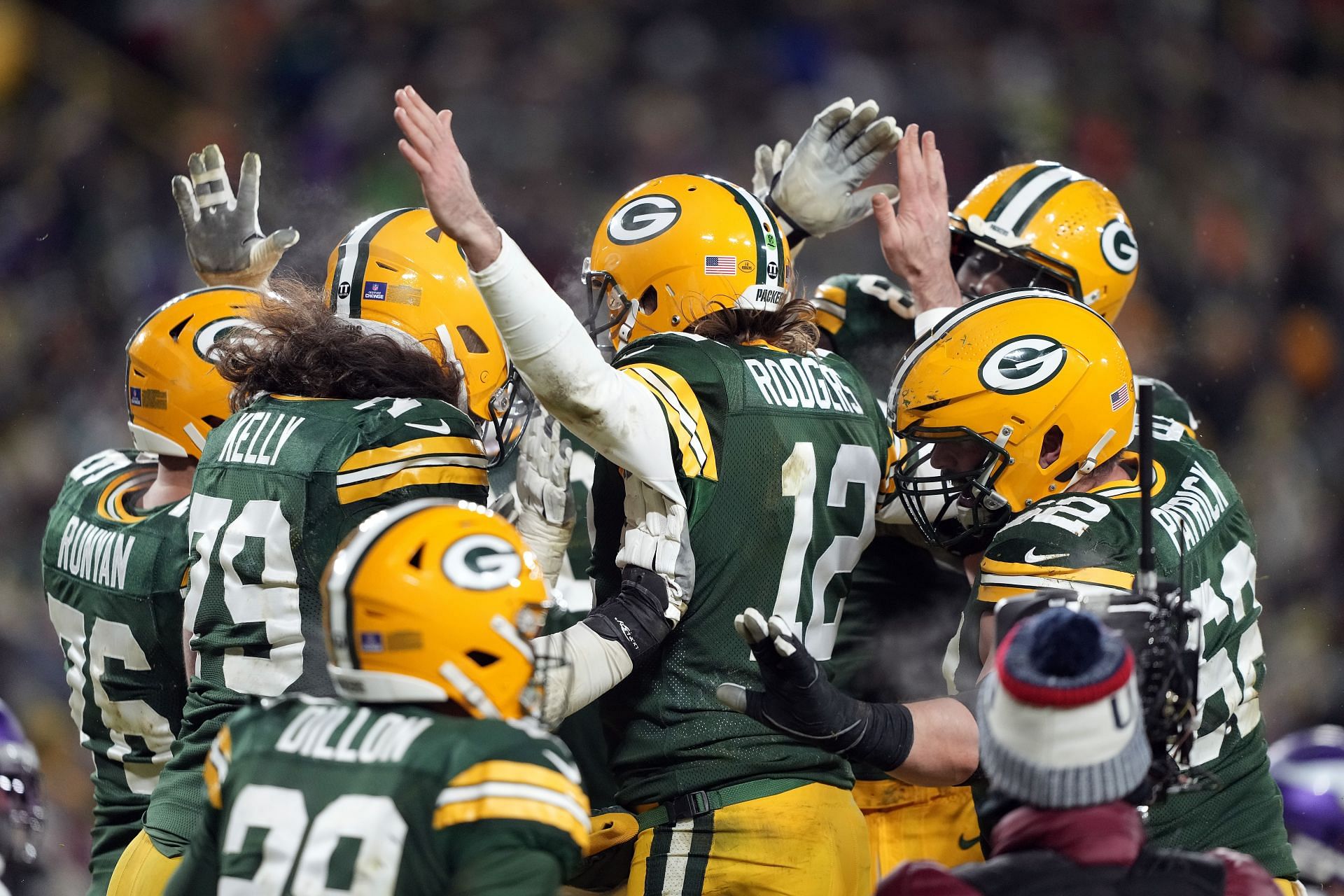 Packers swarm Aaron Rodgers