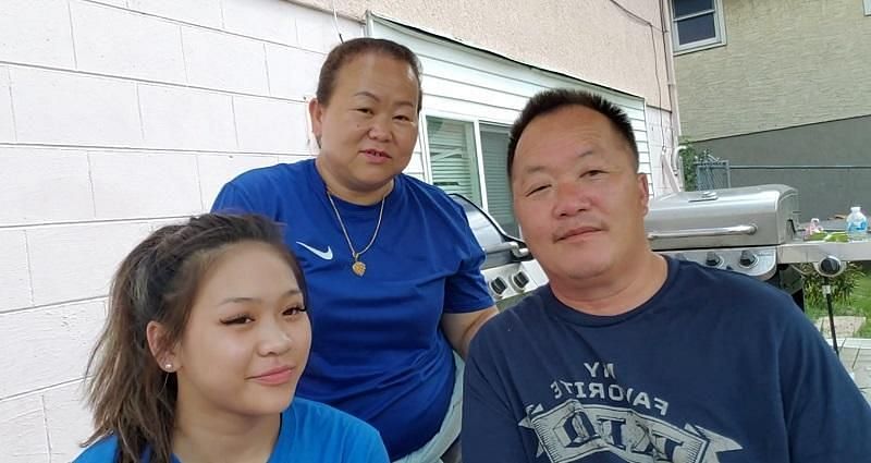 Suni Lee with parents 