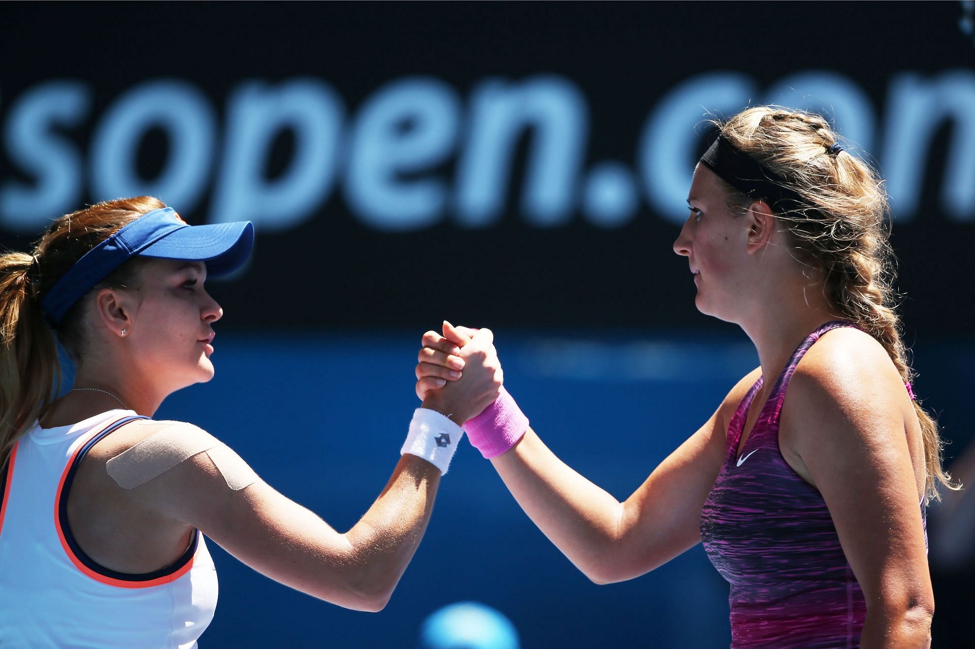 Victoria Azarenka (R) and Agnieszka Radwanska at the 2014 Australian Open