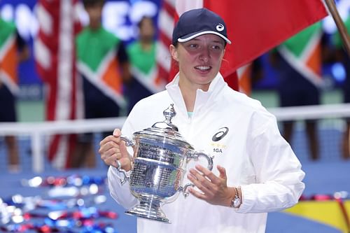 Iga Swiatek with the US Open trophy