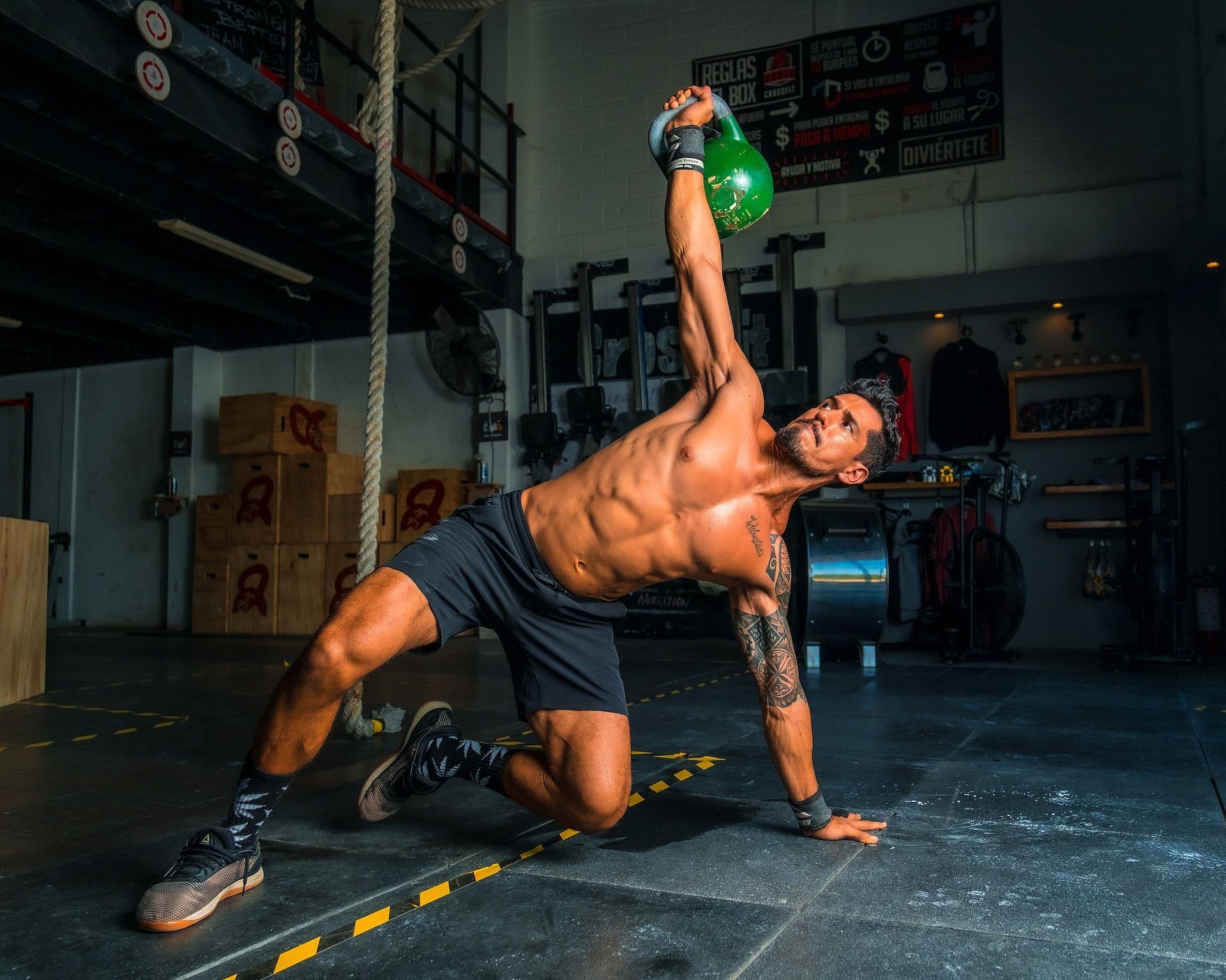 Guide to kettlebell exercises for men to develop and strengthen core muscles. (Photo by Alonso Reyes on Unsplash