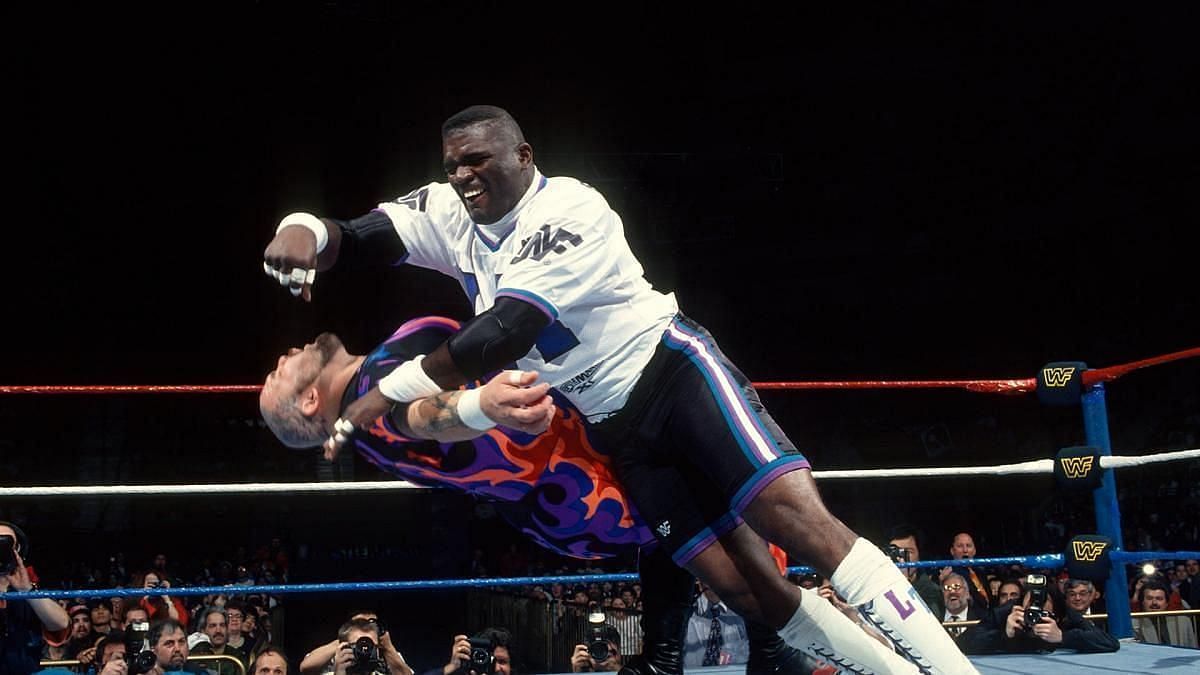 Lawrence Taylor clotheslines Bam Bam Bigelow during their WrestleMania XI match.