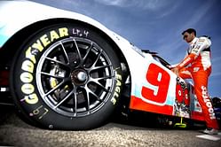 Is Chase Elliott still sponsored by Hooters?