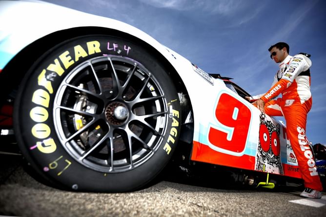 Is Chase Elliott still sponsored by Hooters?