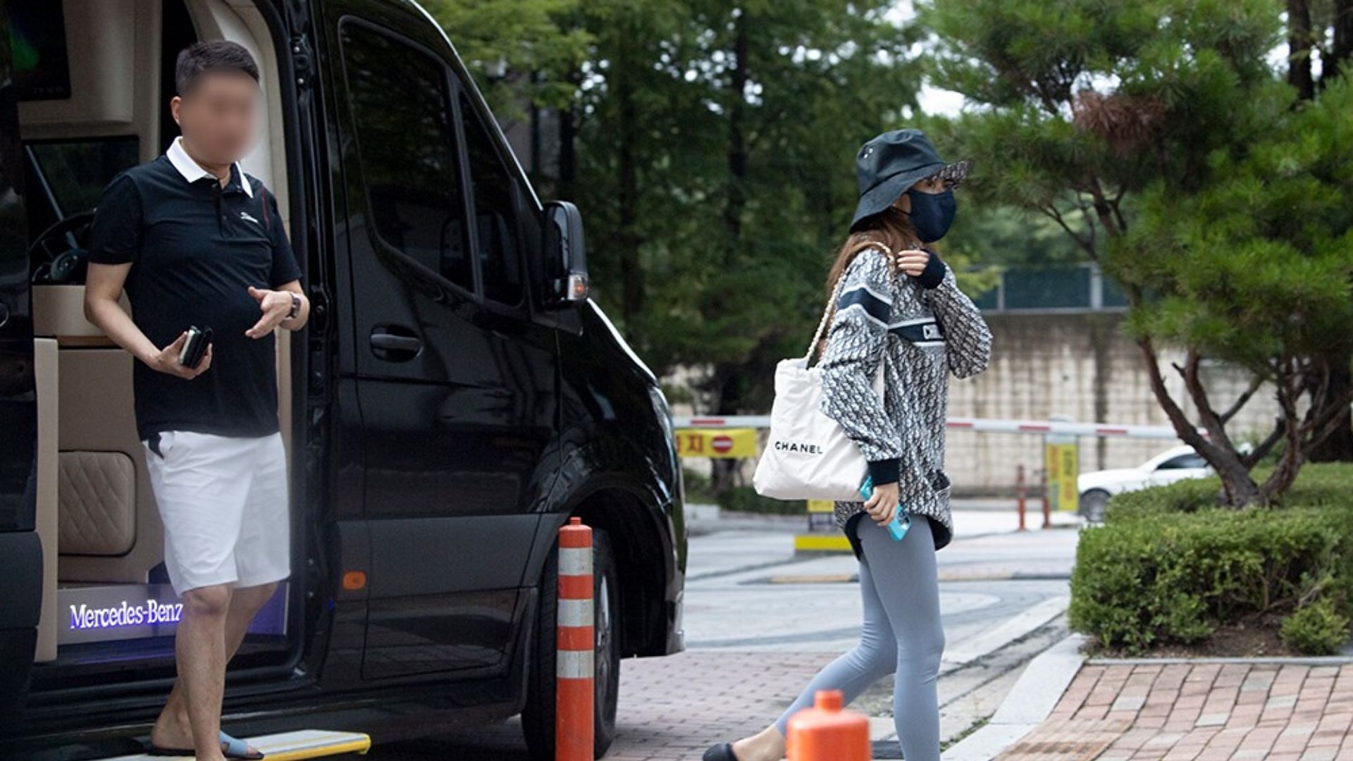 The couple getting out of the car together (Image via Dispatch)