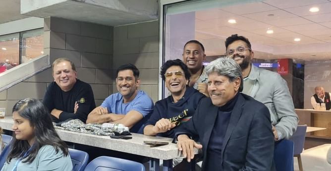 यूएस ओपन के क्वार्टरफाइनल का लुत्फ लेते नजर आए महेंद्र सिंह धोनी और कपिल देव, देखें वीडियो