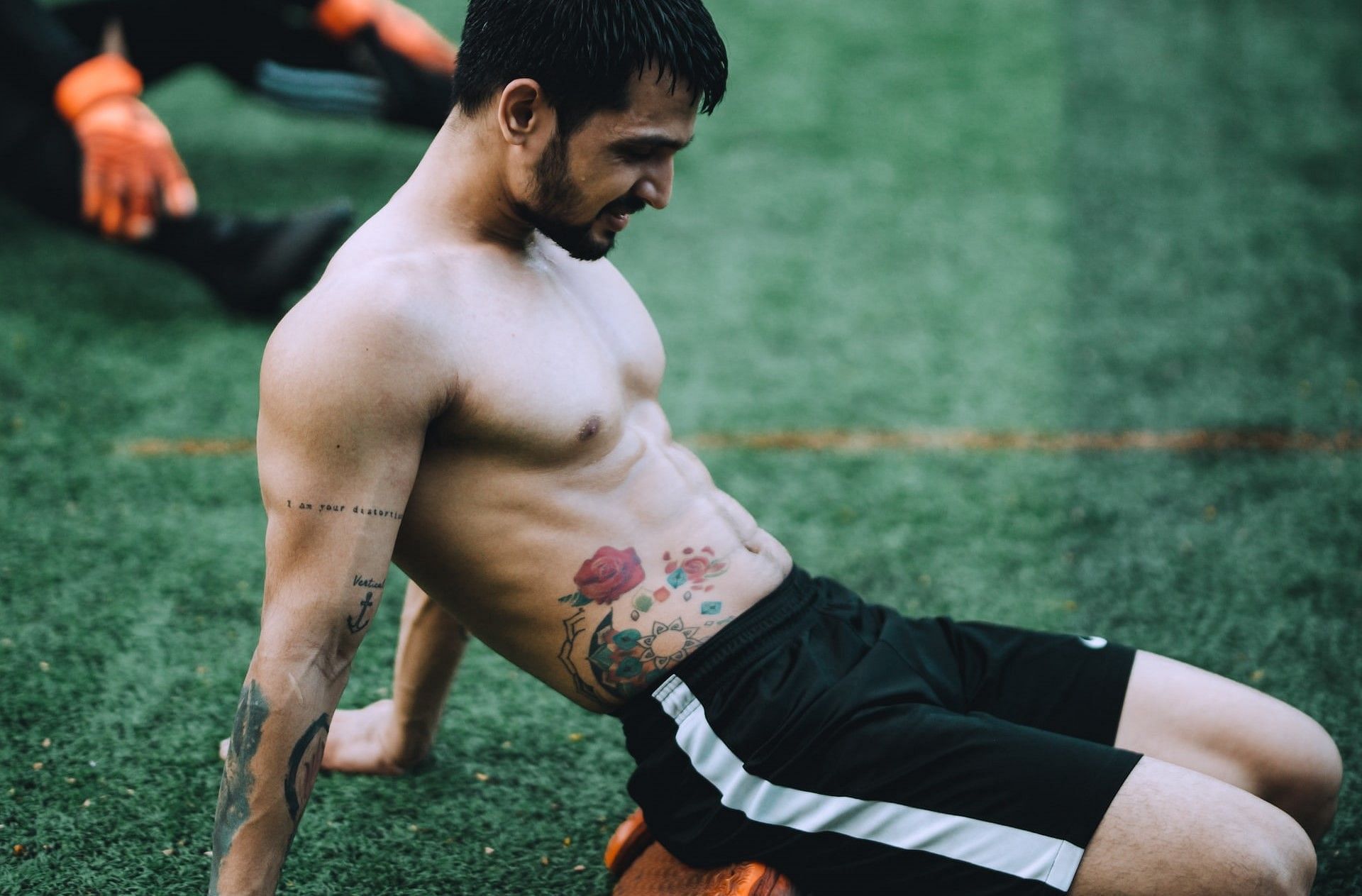 Build upper abs with easy exercises for men. (Photo via Arun Sharma/Unsplash)