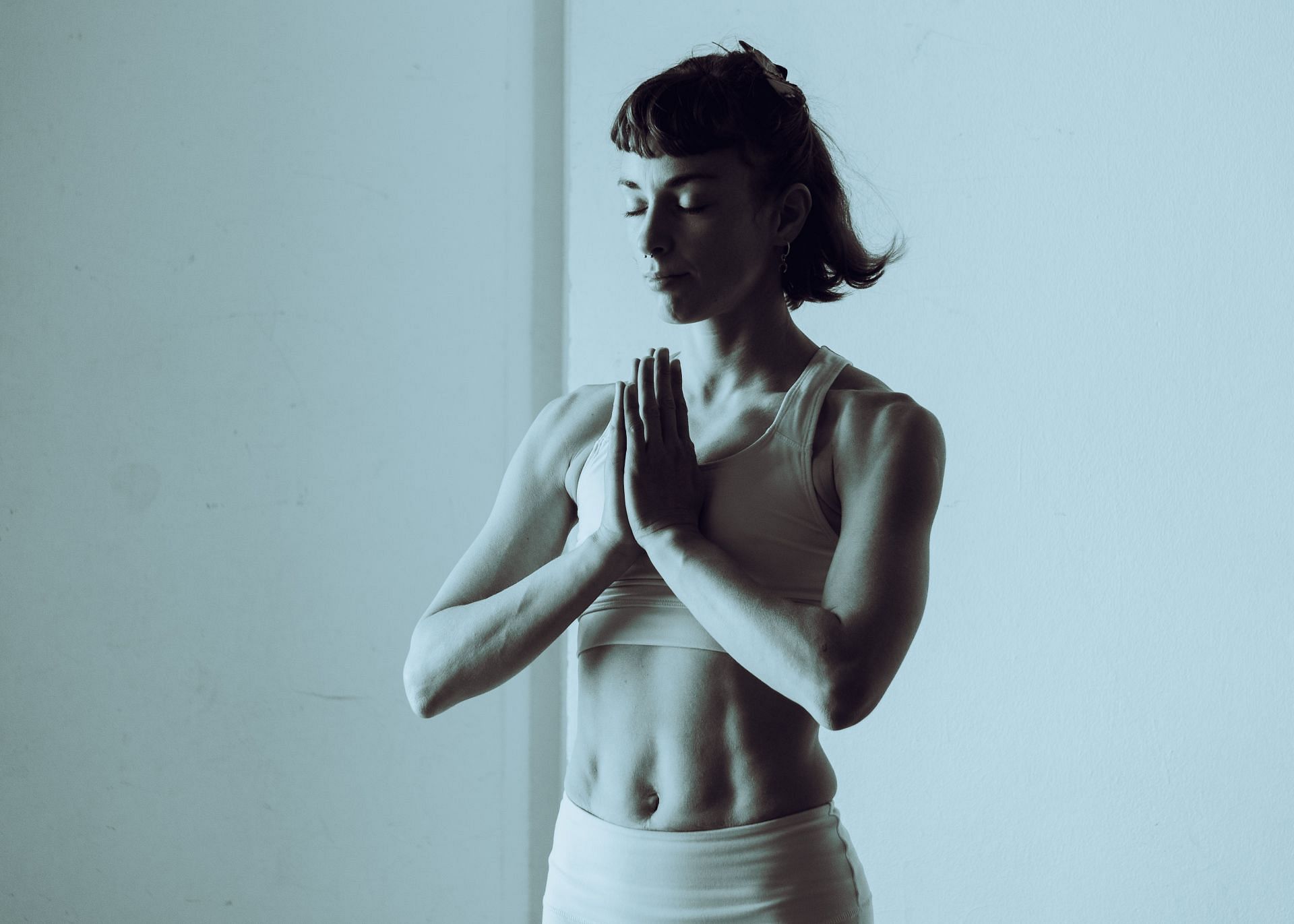 Yoga can be an excellent way to get abs (Image via Pexels @Mariela Elizabeth Robles)