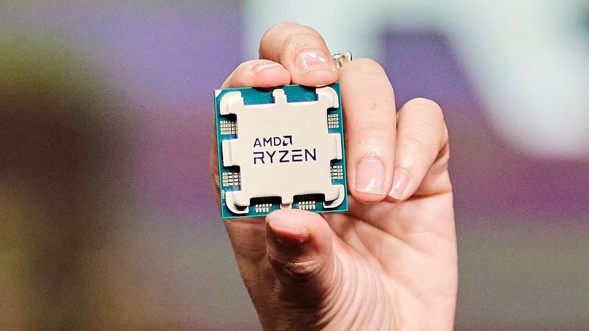 Lisa Su showcases a Ryzen 7000 chip (Image via AMD)