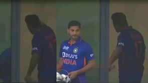 [Watch] Rishabh Pant spotted having an animated chat with Rohit Sharma after failing to score big in IND vs PAK 2022 match